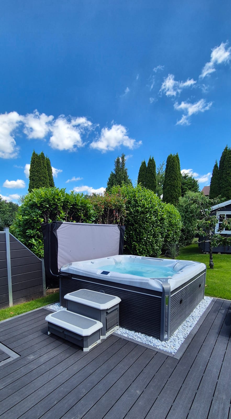 Wellis Whirlpool im Garten bei Tageslicht – Outdoor Whirlpool mit Sprudelwasser